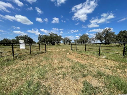 307 County Road 331, Floresville, TX, 78114-6320 | Card Image