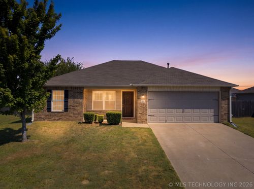 2800 Fredericksburg St, Broken Arrow, OK, 74011-6137 | Card Image