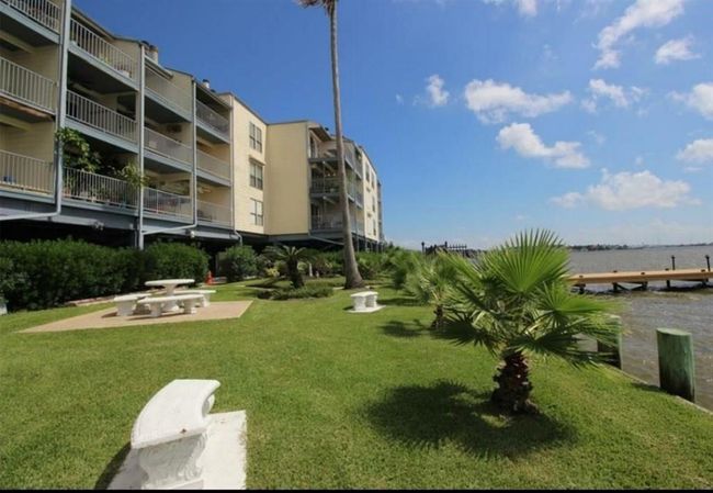 Beautiful water front Lakeshore Condominiums | Image 10