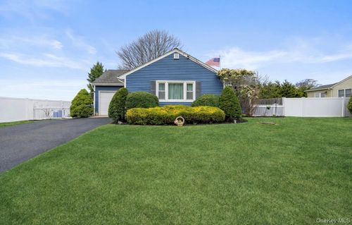 310 Candee Ave, Sayville, NY, 11782-3029 | Card Image