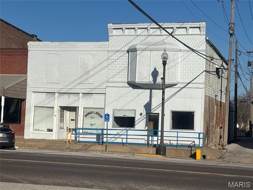 111 S Center St, Shelbina, MO, 63468-1301 | Card Image