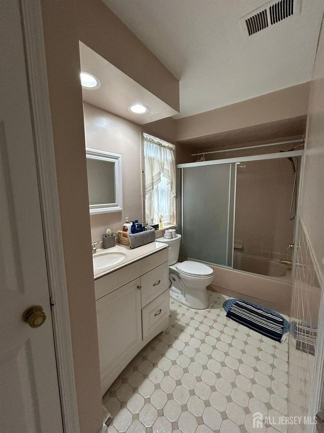 814 Woodbridge Commons Way, Townhouse with 2 bedrooms, 2 bathrooms and null parking in Iselin NJ | Image 7