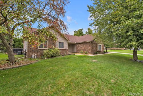 19157 Hillcrest St, Livonia, MI, 48152-1718 | Card Image