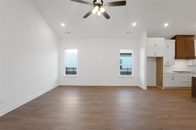 Spacious Living Area | Image 9
