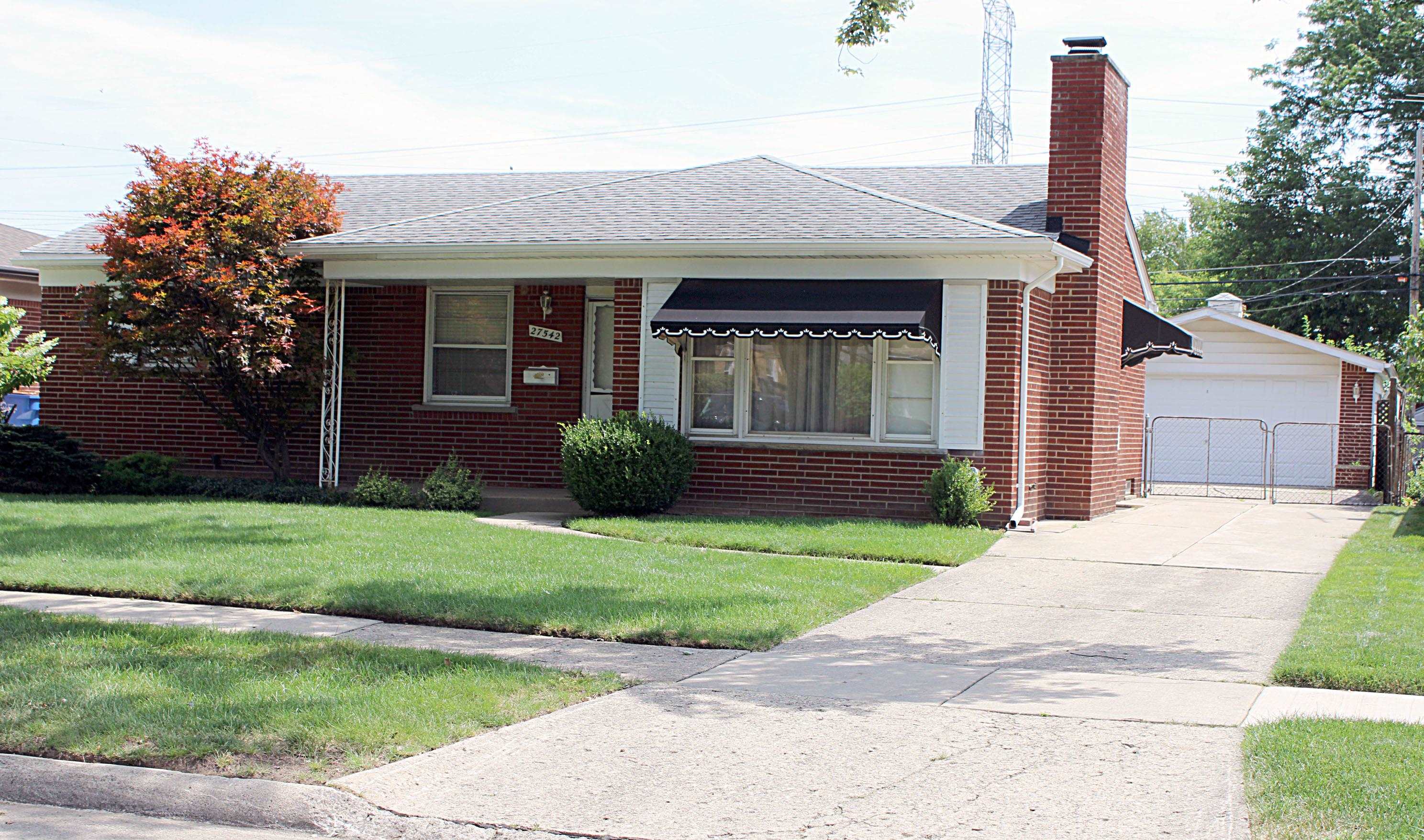 Roan Dr, Warren, MI 48093