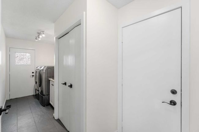 919 Shawnee Dr Sw, House other with 5 bedrooms, 4 bathrooms and 4 parking in Calgary AB | Image 19