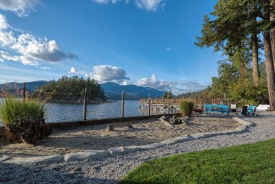 7629 Sechelt Inlet Rd, House other with 5 bedrooms, 3 bathrooms and 4 parking in Sechelt BC | Image 2