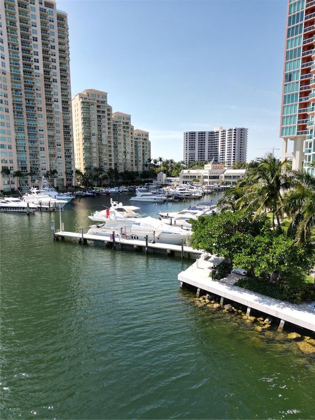 718 - 3330 Ne 190th St, Condo with 3 bedrooms, 3 bathrooms and null parking in Aventura FL | Image 2