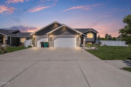 3400 Meridian Dr, Bismarck, ND, 58504-8532 | Card Image