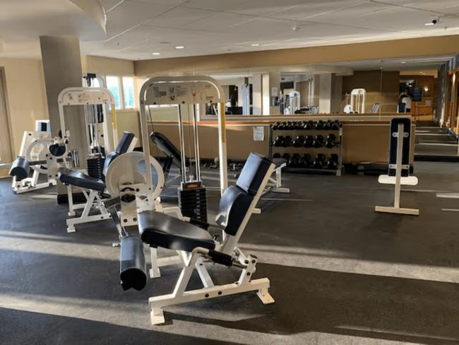 Gym with a drop ceiling | Image 33