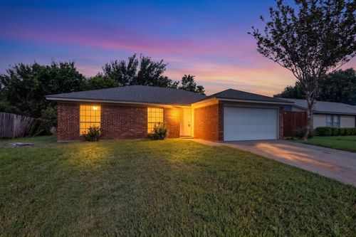 5908 Willow Valley Dr, Arlington, TX, 76017-4056 | Card Image