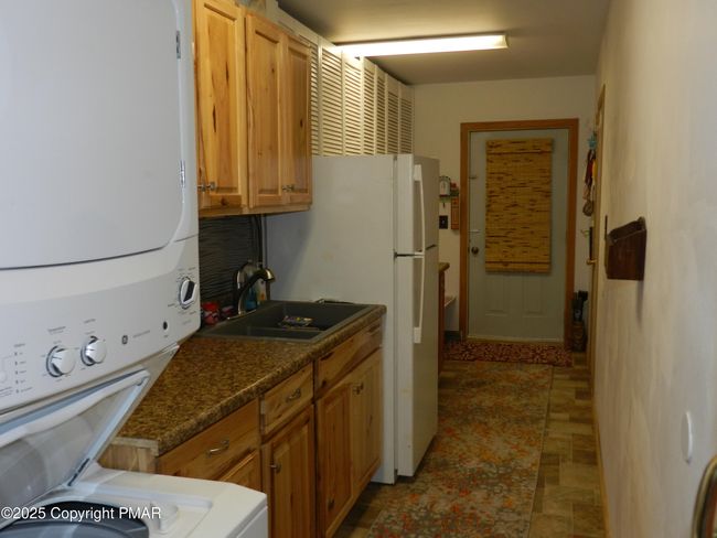 In Law Galley Kitchen w Washer & Dryer | Image 32