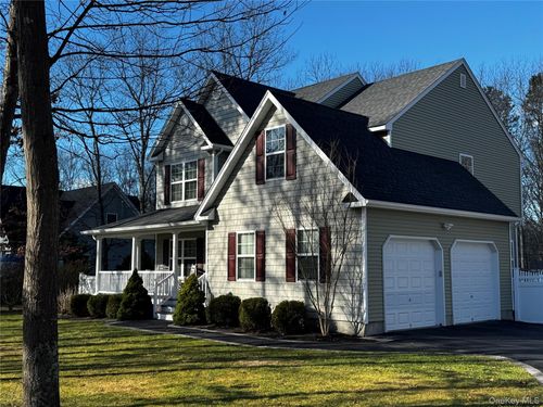 186 Bernstein Blvd, Center Moriches, NY, 11934-1402 | Card Image