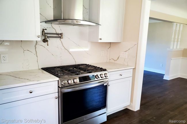 Gas range with custom hood vent | Image 9