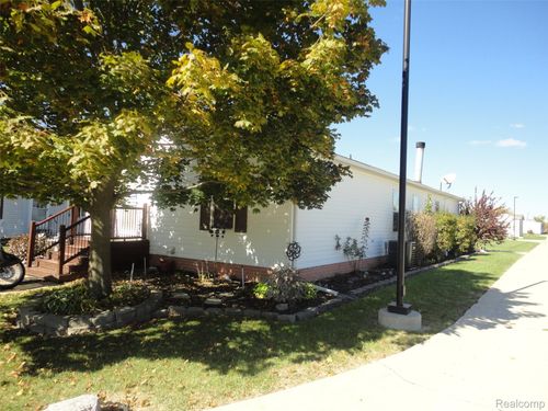 1983 Oak St, Newport, MI, 48166-8840 | Card Image