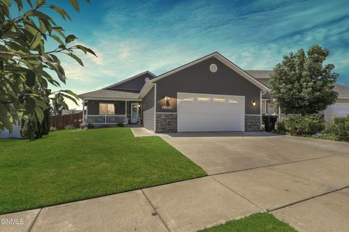 2101 24th Street W, Williston, ND, 58801 | Card Image