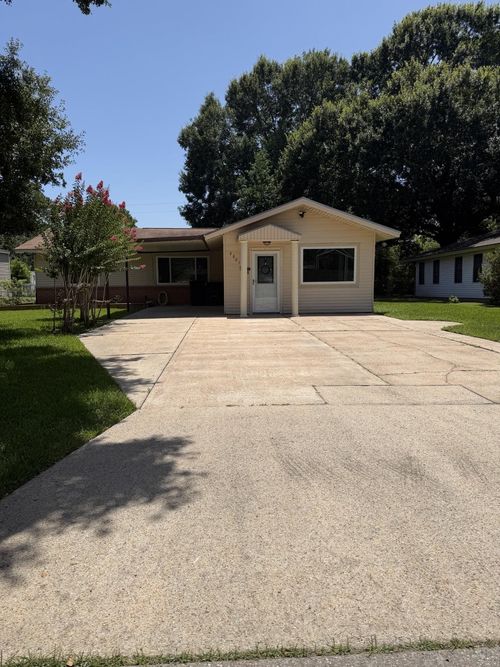 2807 W Chicago Ave, Nederland, TX, 77627-6935 | Card Image