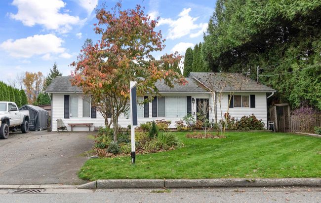 45312 Crescent Drive, House other with 3 bedrooms, 1 bathrooms and 6 parking in Chilliwack BC | Image 2
