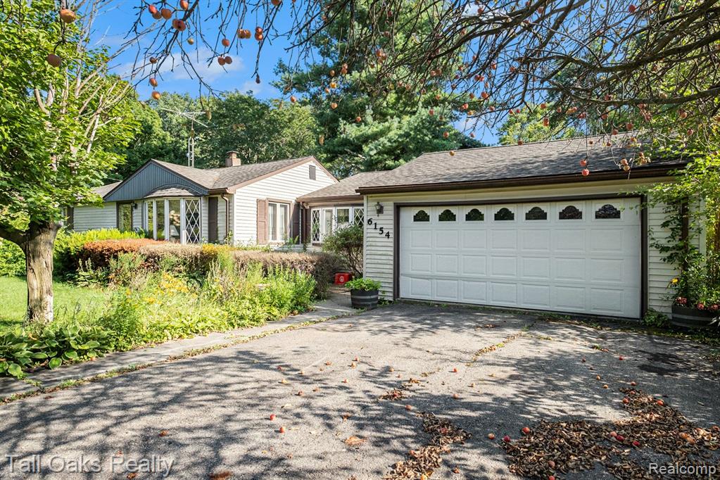 Crabtree Ln, Burton, MI 48519
