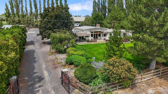 Gated entry with established landscaping and wildlife. | Image 36