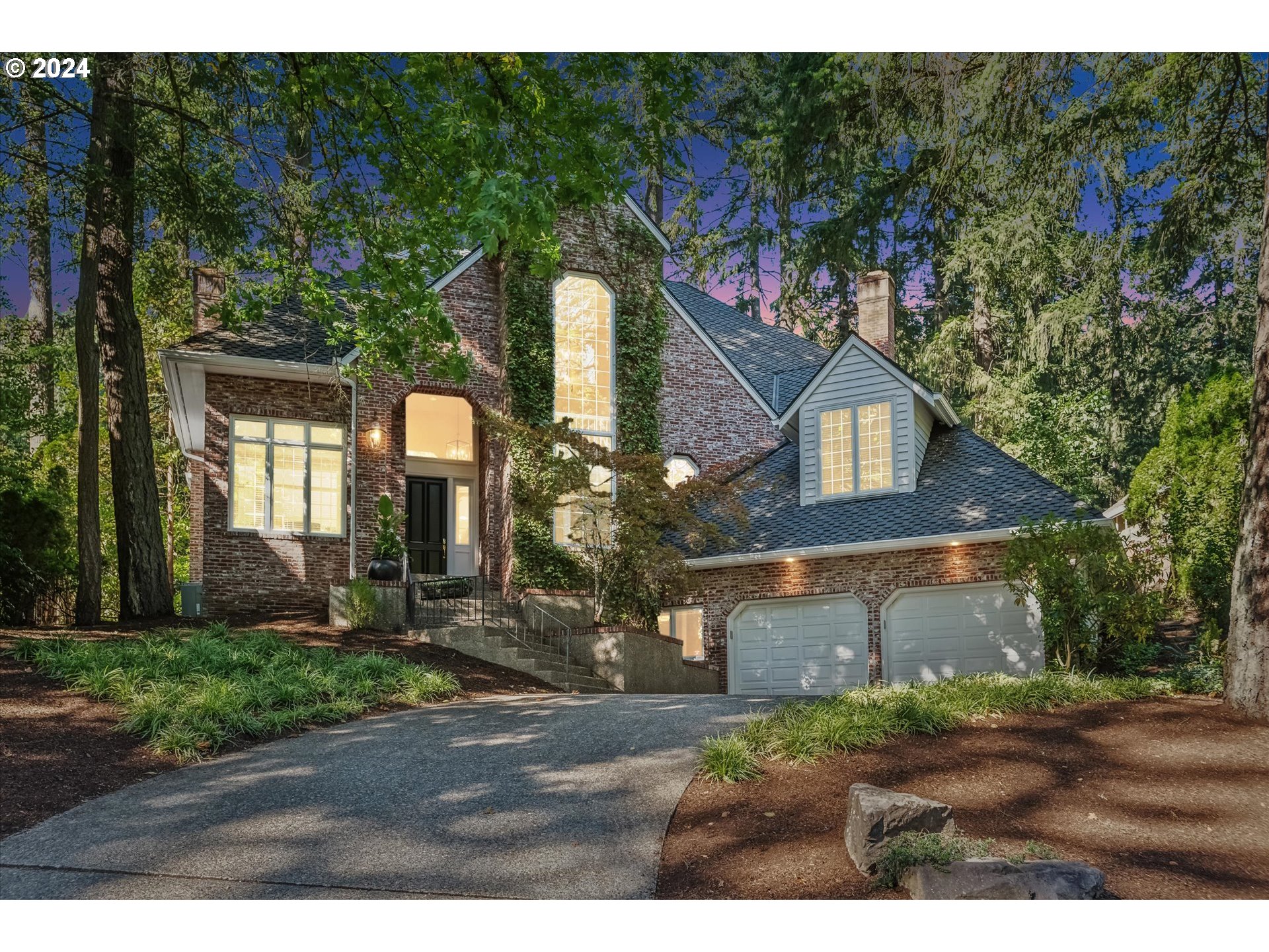 Village Dr, Lake Oswego, OR 97034