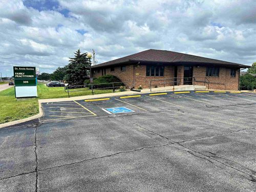 305 E San Marnan Dr, Waterloo, IA, 50702-5837 | Card Image