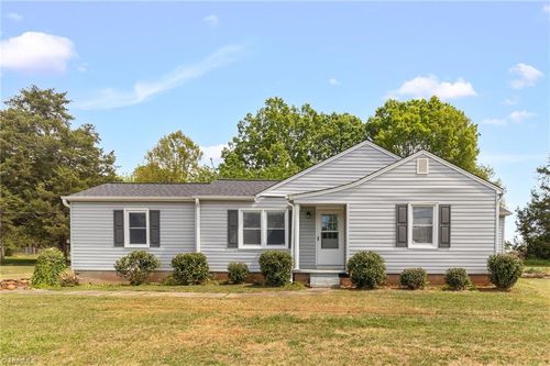 5825 Reynolda Road, Winston Salem, NC, 27106 | Card Image