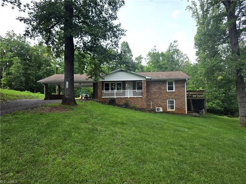 146 King Park Cir, Mount Airy, NC, 27030-7470 | Card Image
