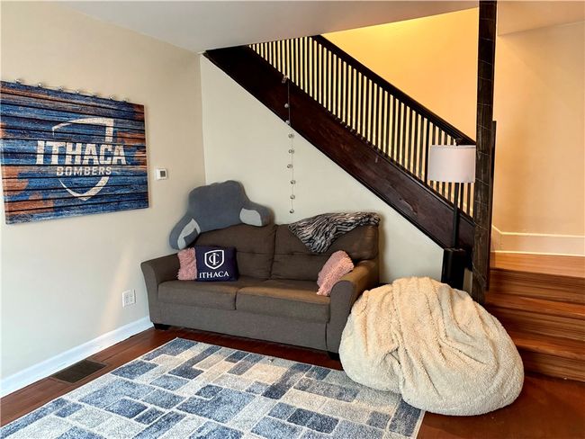 Living room North Front | Image 17