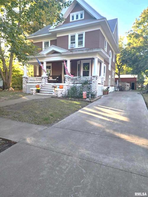 697 N Crafford St, Bushnell, IL, 61422-1401 | Card Image