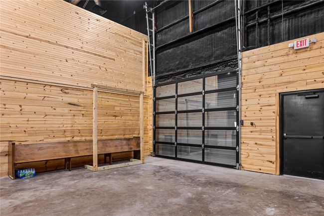 Large roll up garage door for vendors | Image 19