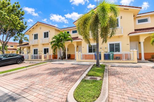 7464 Nw 180th St, Hialeah, FL, 33015-8447 | Card Image