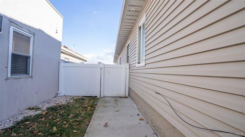 4001 Broadway, Island Park, NY, 11558-1249 | Card Image