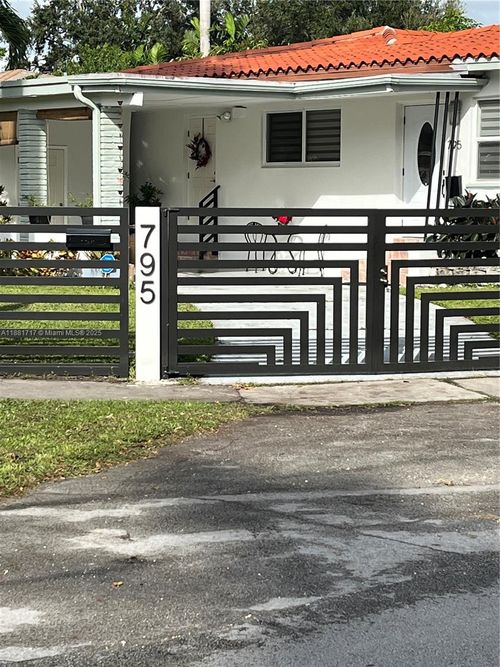 795 Ne 146th St, North Miami, FL, 33161-2362 | Card Image