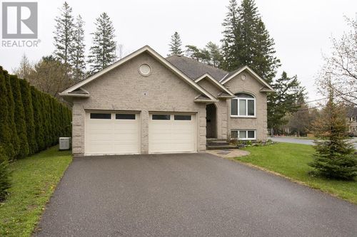 4 Parkdale Dr, Sault Ste. Marie, ON, P6A5P8 | Card Image