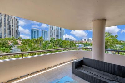 3D - 19667 Turnberry Way, Condo with 2 bedrooms, 2 bathrooms and null parking in Aventura FL | Image 3