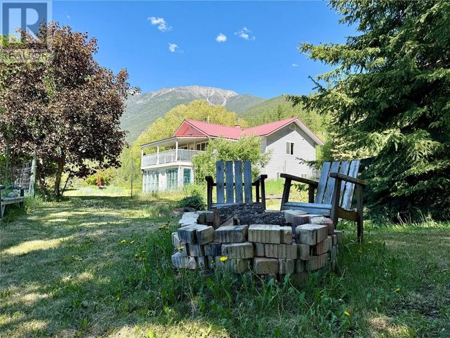 5888 Lazy Lake Rd, Home with 4 bedrooms, 2 bathrooms and null parking in Wasa BC | Image 4