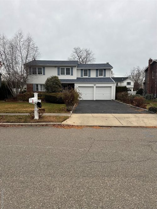 15 Sherry Ln, Smithtown, NY, 11788-2719 | Card Image