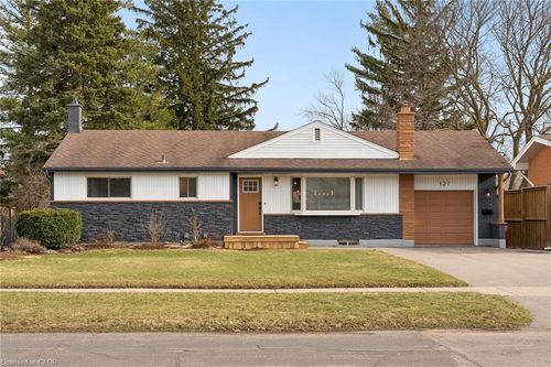 137 Donald St, Kitchener, ON, N2B3G7 | Card Image