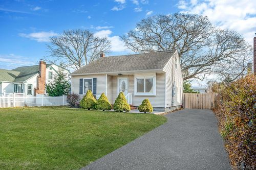 31 Walnut Ave, Patchogue, NY, 11772-2658 | Card Image