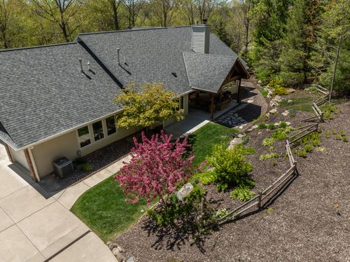 260 Glacial Dr, Slinger, WI, 53086-9066 | Card Image