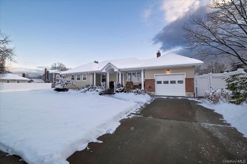 2934 Kinloch Rd, Wantagh, NY, 11793-1714 | Card Image