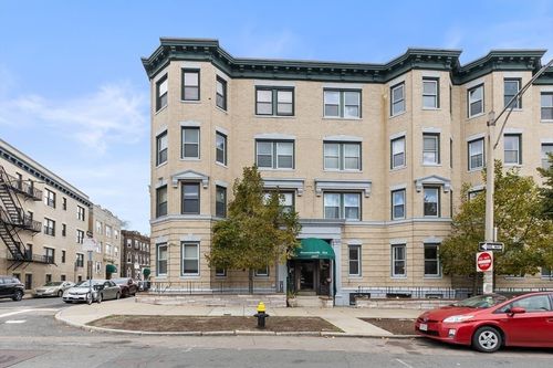 102-1427 Commonwealth Ave, Boston, MA, 02135-6216 | Card Image
