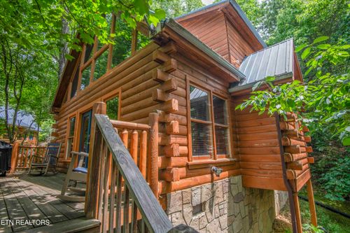 1820 Beach Front Dr, Sevierville, TN, 37876-8960 | Card Image