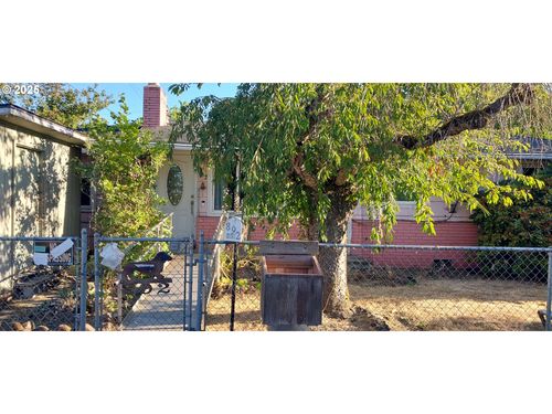 892 D St, Independence, OR, 97351-1521 | Card Image