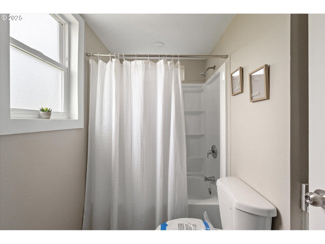 Bathroom | Image 18