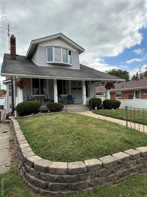 355 Poplar St, Wyandotte, MI, 48192-4386 | Card Image