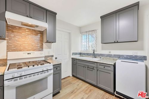 916 E 68th St, Inglewood, CA, 90302-1722 | Card Image