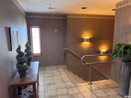 e-1420 E Carroll St, MACOMB, IL, 61455-1819 | Card Image