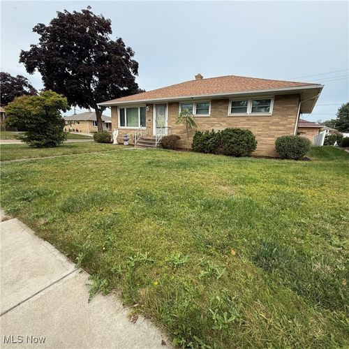 8980 Trail Run, Brooklyn, OH, 44144-1243 | Card Image